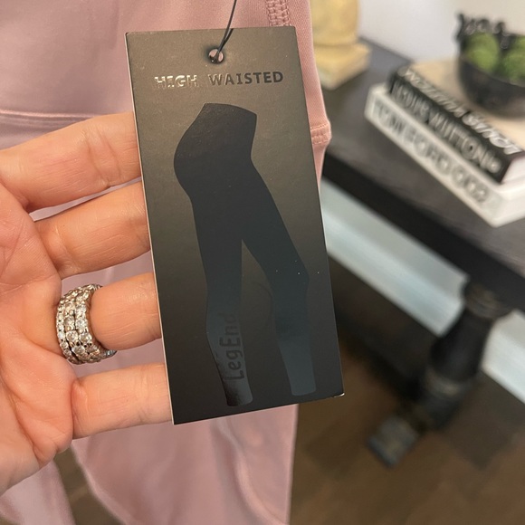 Super cute leggings, NWT, with pockets - Picture 5 of 5